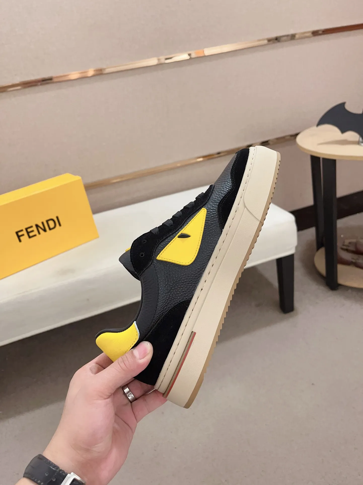 Men's shoes💰: 400💰[Fendi] Fendi's latest casual shoes for men! Available at counters simultaneously! A one-to-one replica of the original. All imported official website one-to-one cowhide fabric. The interior is made of top-grade sheepskin, and the original factory-supplied rubber outsole is used. Leading new fashion concepts. Matching code: 38-44. (can be customized for 45 non-refundable)